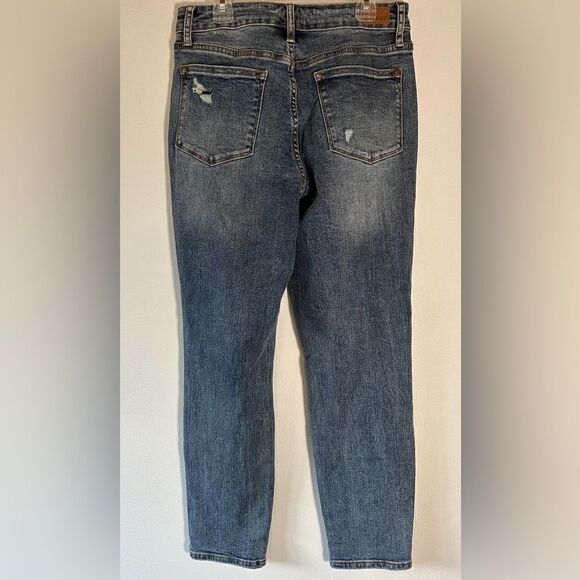 Judy Blue women’s medium wash distressed capri jeans, size 7/28.      #35-0185 - Picture 3 of 5